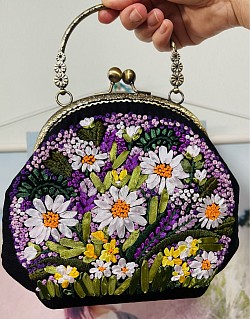 This daisy hand made hand-sewn bag using ribbon technique