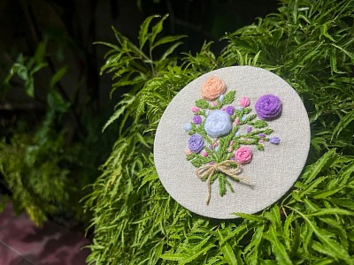 Woven rose stitch inspired by the idea of ​​stacking roses in a circle.