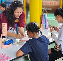 Volunteers embroidery to the community.