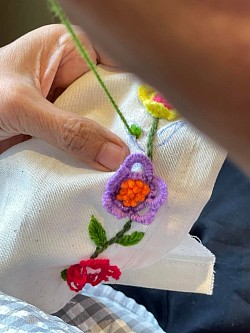A workshop on flower embroidery on a portable tissue holder. T. Debbara came to help sew it.